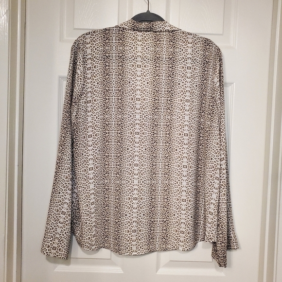 All in Favor Animal Print Blouse Sz L - Picture 4 of 8